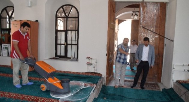 Sındırgı’da Camilere Bayram Temizliği