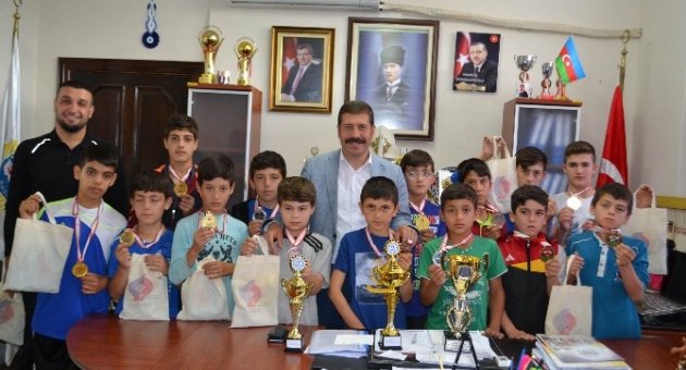 Sındırgı’da Minik Pehlivanlara Destek