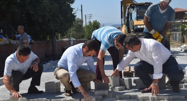 Sındırgı’da Parke Taşı Döşemesi Devam Ediyor