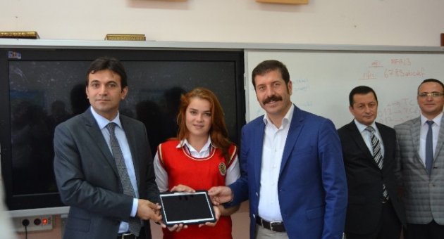 Sındırgı’da Tablet Dağıtımı