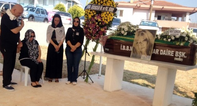 Sinema Oyuncusu Pervin Par Gözyaşlarıyla Uğurlandı