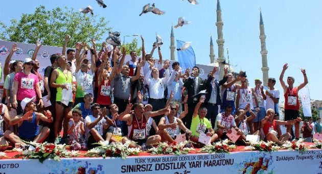 Sınırsız Dostluğa Koştular