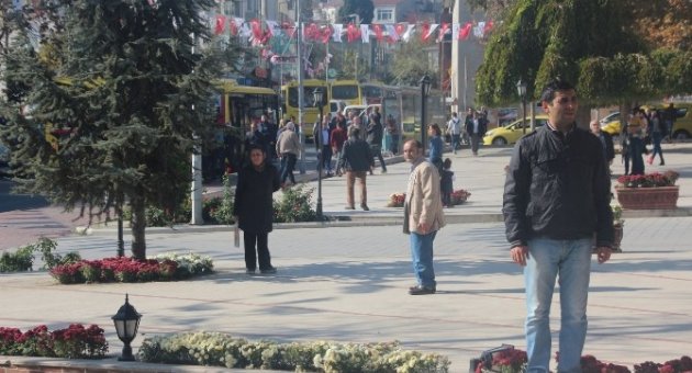 Sireni Duyan Saygı Duruşuna Geçti