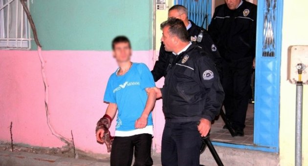 Şizofreni Hastası Genç, Annesini Ve Ablasını Rehin Aldı