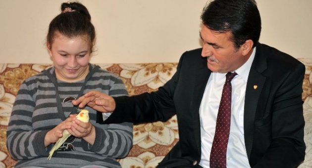 Skolyoz Hastası Kübra’nın Tedavisini Başkan Dündar Üstlendi