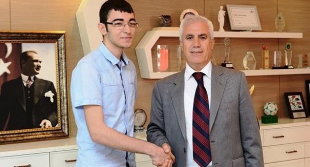 Sosyal Medya Kurucusu Lise Öğrencisine Bozbey’den Destek
