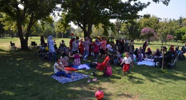 Spastik Çocuklar Ve Aileleri Piknikte Moral Depoladı