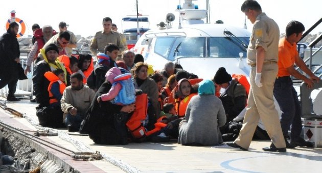 Su Alan Bottakı 107 Kaçağın İmdadına Sahil Güvenlik Yetişti