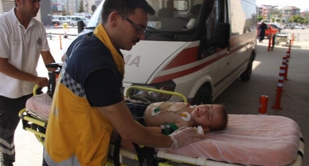 Su Dolu Kovaya Düşen Çocuğu Annesi Kurtardı