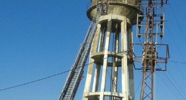 Su Kulesinden Atlamaya Kalktı, İtfaiye Merdiveniyle Kurtarıldı