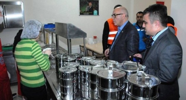 Süleymanpaşa Belediye Başkanı Ekrem Eşkinat, Aşevinde Yemekleri Kendi Elleriyle Dağıttı