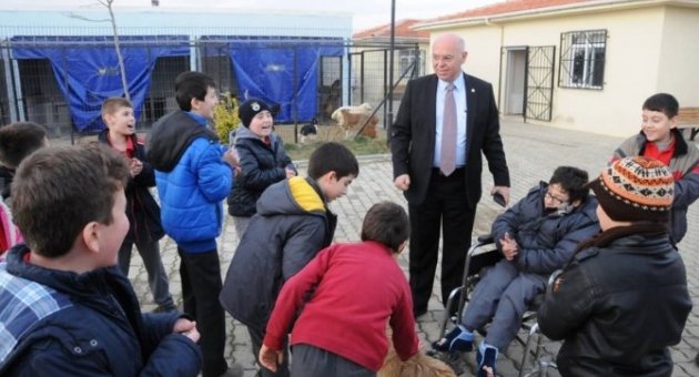 Süleymanpaşa Belediye Başkanı Eşkinat, İlkokul Öğrencileri İle Birlikte Geçici Hayvan Bakımevini Ziyaret Etti