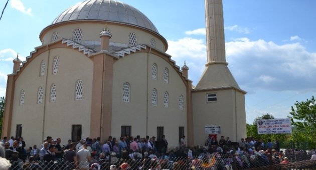 Sultangazi Belediye Başkanının Desteğiyle Yapılan Cami İbadete Açıldı