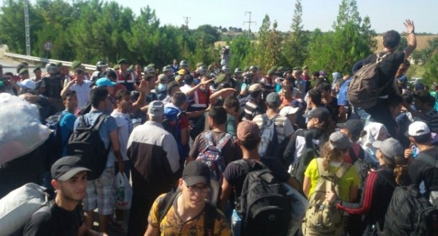 Suriyeli Mülteciler Sınır Kapısına Yürüyor