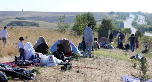 Suriyeli Sığınmacıların Edirne Otobanında Bekleyişleri Sürüyor