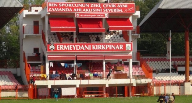 Suriyeli Sığınmacıların Sarayiçi Er Meydanı’nda Bekleyişi Sürüyor