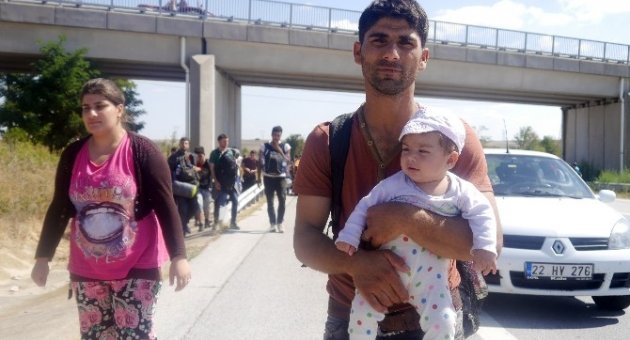 Suriyeliler Edirne’ye Otobandan Yürüyor