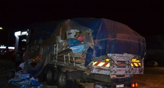 Suriyelileri Taşıyan Otobüs Kamyona Çarptı: 1 Yaralı