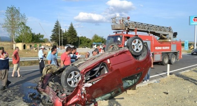 Takla Atan Araçta Anne-baba Öldü, Kızları Ağır Yaralandı