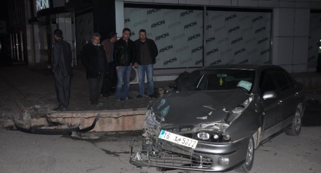 Takla Atan Otomobil Metrelerce Sürüklendi