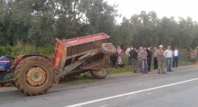 Taksi Traktöre Çarptı, İşçiler Yol Kenarına Savruldu
