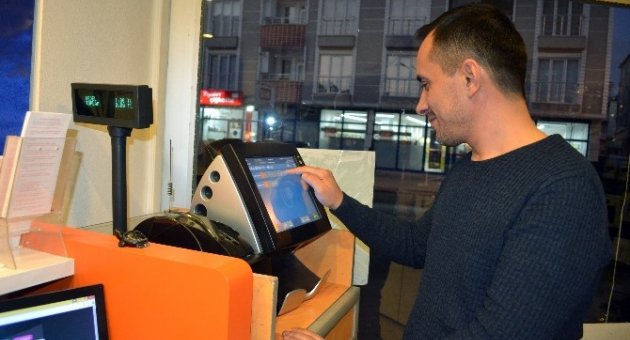 Talihli Kimliğini Saklıyor