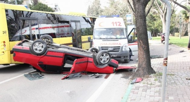 Tansiyonu Düşen Sürücü Ağaca Çarptı