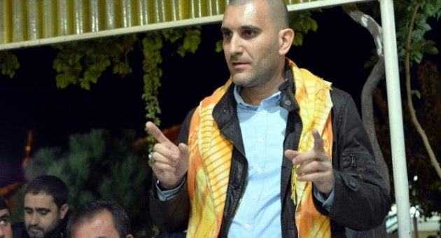 Tansu Kaya Ayak Basmadık Yer, Sıkmadık El Bırakmıyor