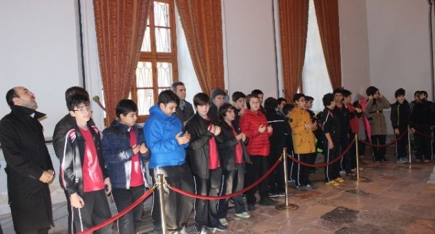 Tarih Dersini Osman Gazi’nin Huzurunda Yaptılar