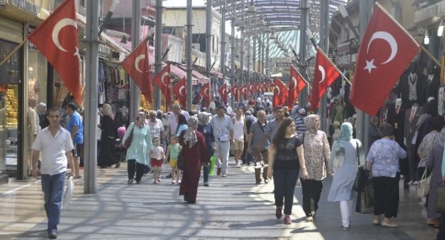 Tarihi Bursa Kapalıçarşı Türk Bayraklarıyla Süslendi