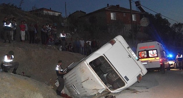Tarım İşçilerini Taşıyan Minibüs Takla Attı: 3 Ölü, 17 Yaralı