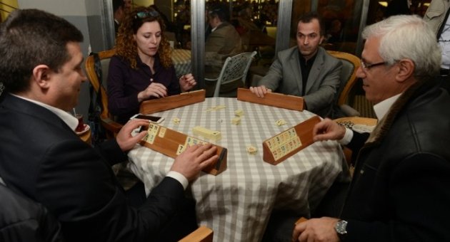 Taş Okey Turnuvasında Şampiyon Başkan Bozbey Ve Eşi Oldu