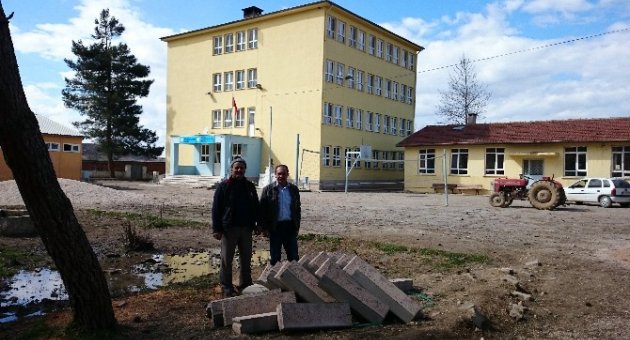Taşıma Merkezi Okulun Bahçesi Düzenleniyor