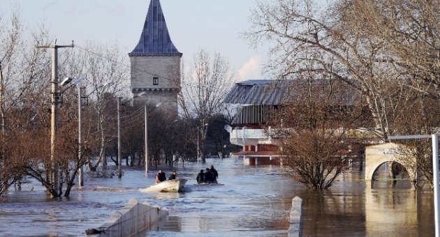 Taşkının Keyfini Çıkardılar