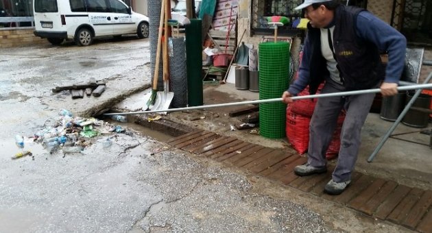 Taşkınların Nedeni, Sokağa Atılan Çöpler