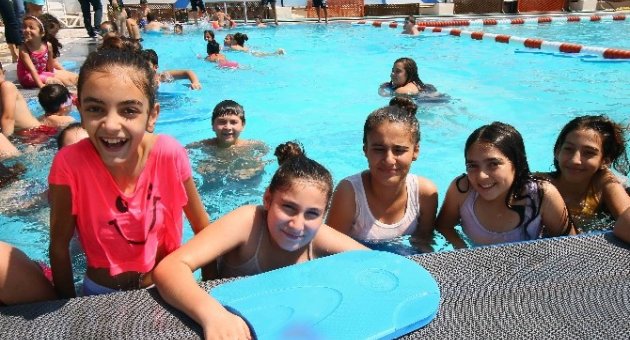 Tatil Yapamayan Çocukların Havuz Keyfi