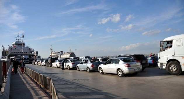 Tatilciler Lapseki’de Feribot Kuyruğuna Takıldı