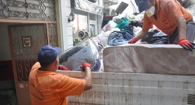 Tavana Kadar Dolu Çöp Eve Zabıtalar Emekleyerek Girdi