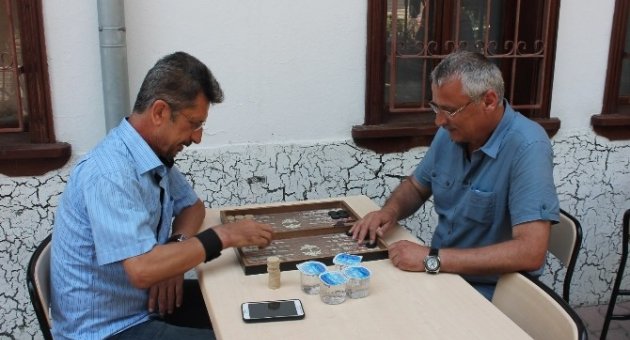 Tekirdağ Kiraz Festivalinin Geçen Seneki Tavla Şampiyonu Koltuğunu Bırakmadı