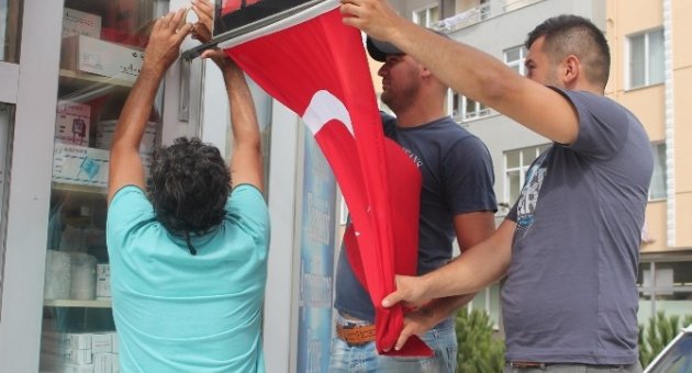 Tekirdağ’da Esnaflardan Teröre Bayraklı Tepki