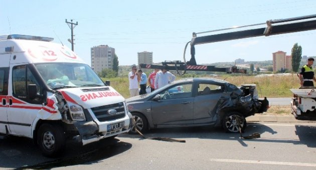 Tekirdağ’da Otomobil Ambulansa Çarptı: 4 Yaralı