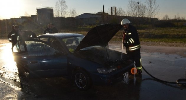 Tekirdağ’da Seyir Halindeki Otomobil Yandı