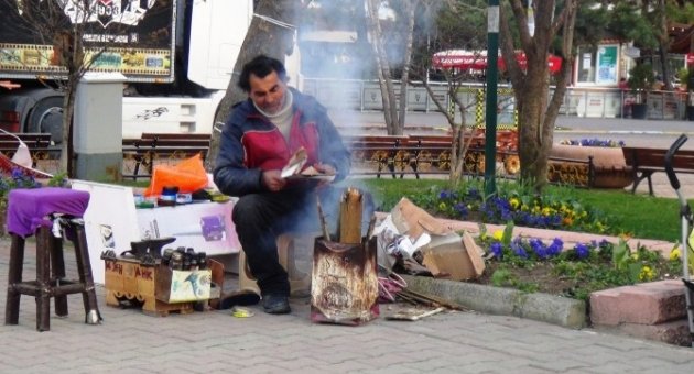 Tekirdağ’da Soğukta Çalışan Ayakkabı Boyacıları Ateş Yakarak Isınmaya Çalışıyor