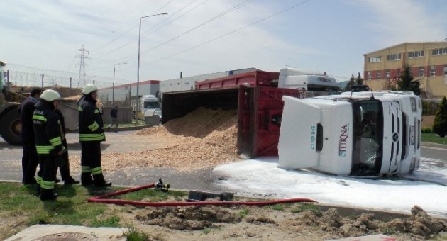 Tekirdağ’da Taş Dolu Tır Yan Yattı