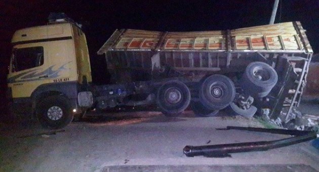 Tekirdağ’da Taş Yüklü Kamyon Devrildi