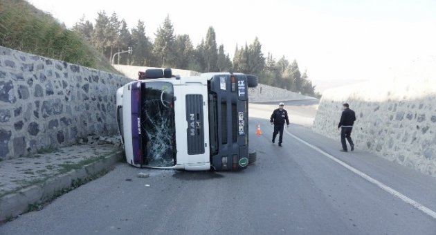 Tekirdağ’da Tır Yola Devrildi: 1 Yaralı