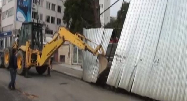 Tekirdağ’da Zabıtadan Tehlikeli Bariyere Yıkım