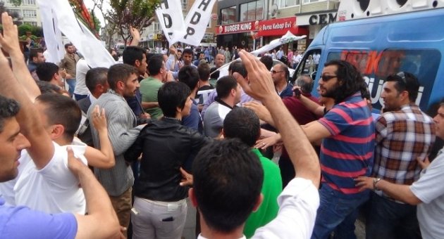 Tekirdağ’ın Saray İlçesindeki Olaylarla İlgili Basın Açıklaması Yapan Hdp’liler, Ak Parti Seçim Aracına Saldırdı
