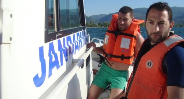 Tekneleri Alabora Olan Gençleri Jandarma Kurtardı