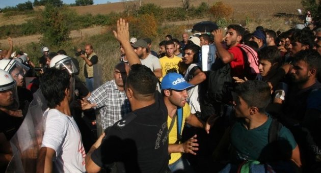 Tem’de Sığınmacılar Ve Polis Karşı Karşıya Geldi